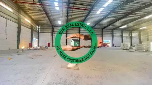 **🏭 جاهز للسكن // مستودع مواجه للطريق / طاقة 250 كيلو وات بمساحة 25000 قدم مربع   للإيجار في منطقة الإمارات الصناعية الحديثة، أم القيوين 🏭*