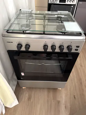 Unused freestanding gas cooker with oven and glass lid (like-new)