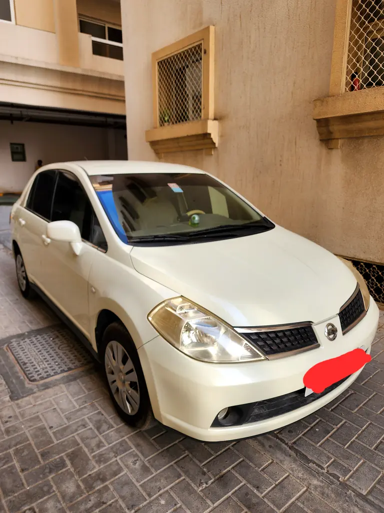 Nissan Tiida 2008 — photo 1 of 8