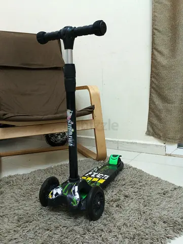 Kids 3-Wheel Adjustable Scooter - Green/Black, Good Condition