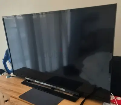 40 inch LED TV in good working condition along with Google chromecast