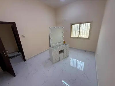 فرصة مميزة موقع استراتيجي وحيوي شقة واسعة بتشطيبات جديدة بالكامل تركيب تكييفات جديدة على المالك  جاهزة للسكن الفوري صالة كبيرة بتقسيمات ممتازة تناسب ا