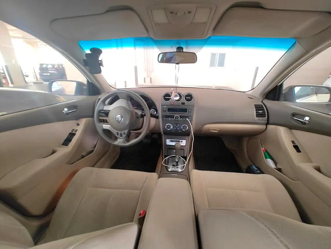 Nissan Altima 2010 — photo 1 of 6