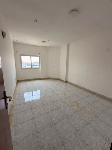 شقه للإيجار السنوي المجاز 3 غرفتين وصاله و2 حمام + 2 بلكونه موقع ممتاز وحيوي قريب من جميع الخدمات