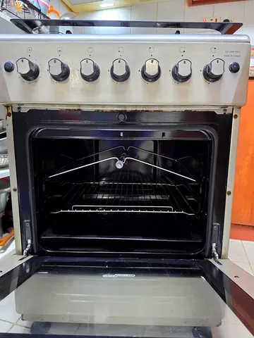 Used freestanding cooking range with 4 burners - good working condition