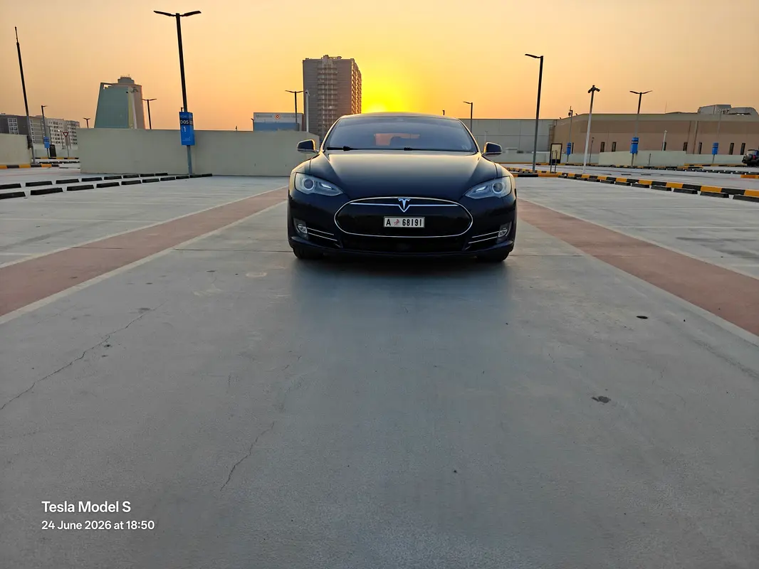 Tesla Model S 2015 — photo 1 of 20
