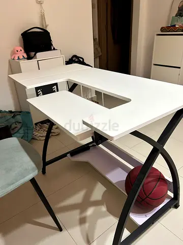 White modern study/hobby table - good condition