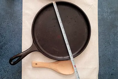 Round Cast Iron Heavy Pan Lodge brand