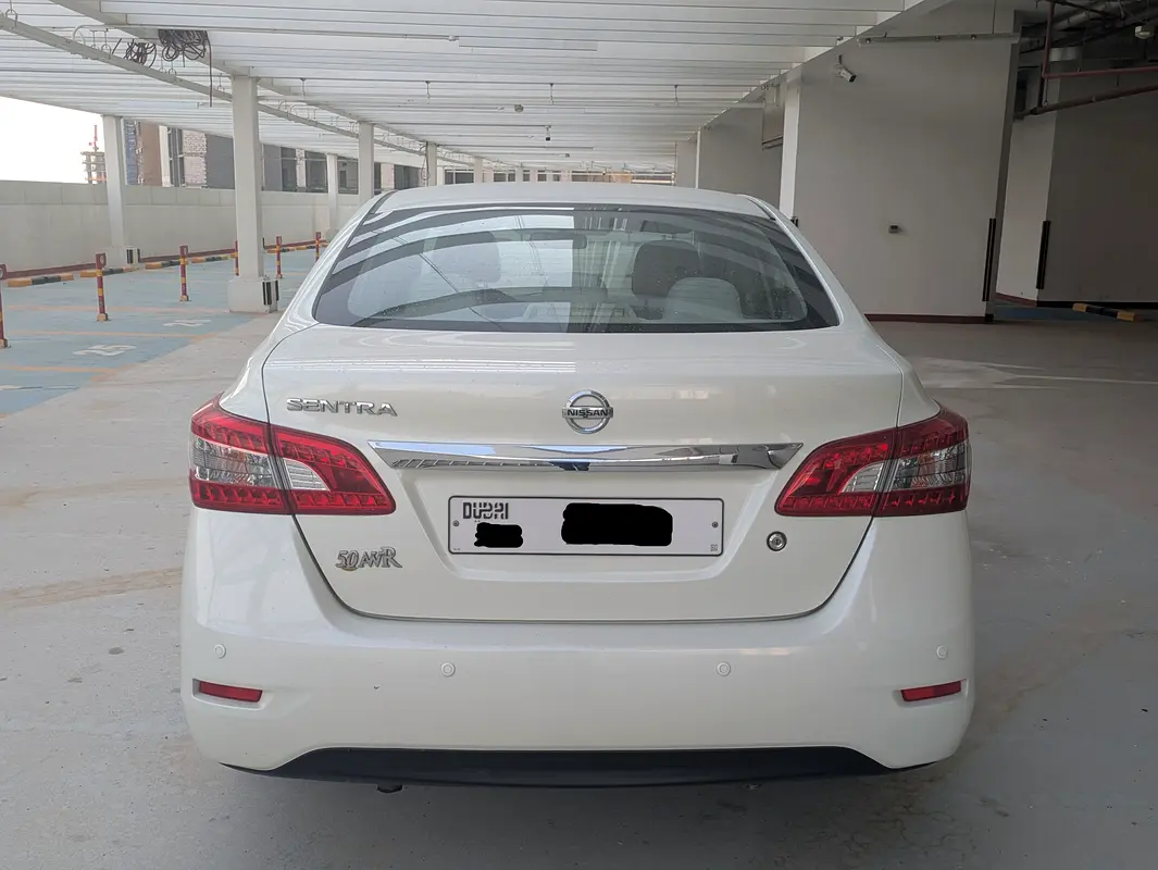 Nissan Sentra 2018 — photo 1 of 4