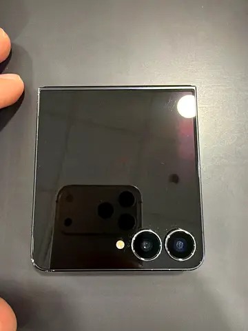 Samsung Galaxy Z Flip 7 - Foldable Phone (Good Condition)