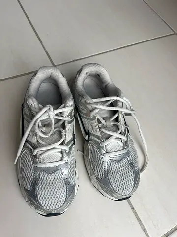 Silver/White children Running Shoes - Size 6,5 US / 4 UK / 37.5 EUR , Very Good Condition
