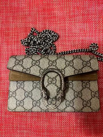 100% Authentic This Gucci Dionysus Super Mini bag is crafted from GG Supreme canvas and features the