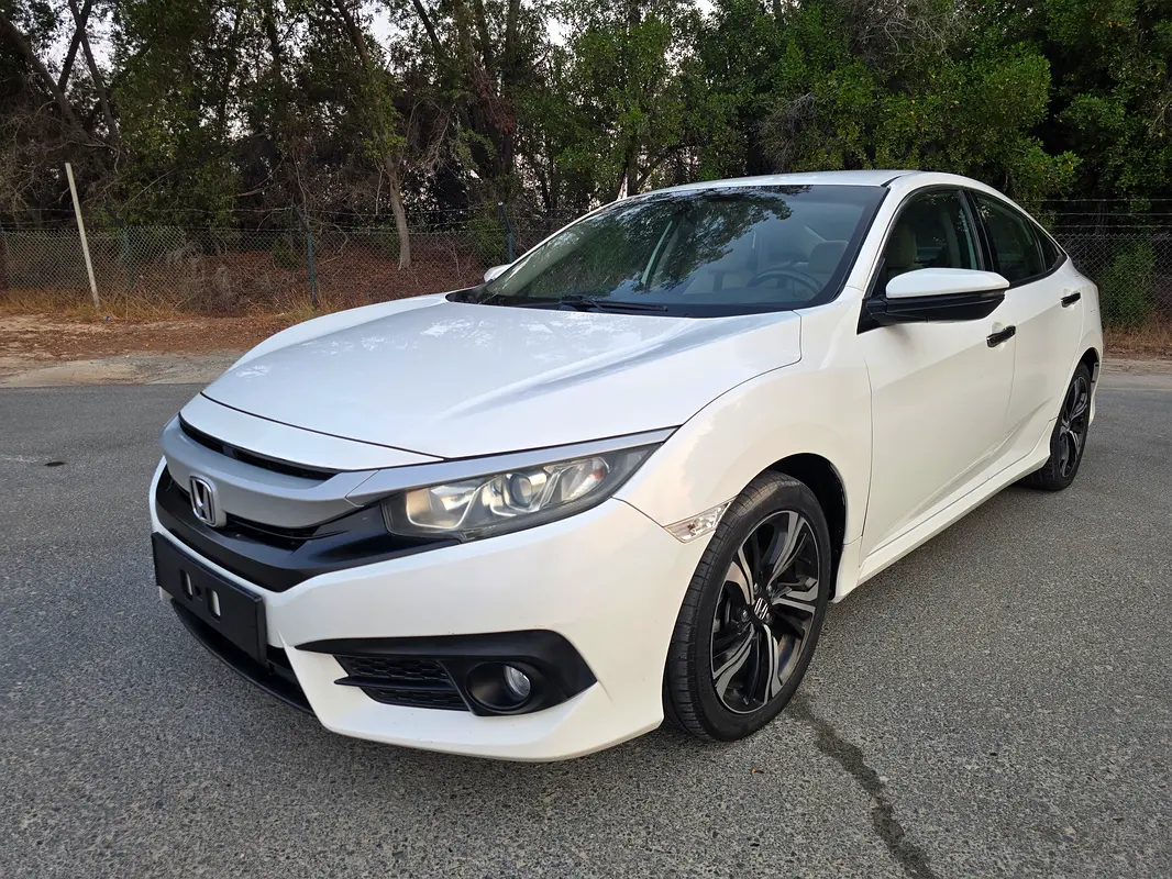 Honda Civic 2018 — photo 1 of 13