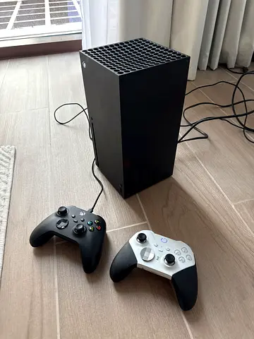 Xbox Series X 1TB + 2 Controllers Excellent Condition