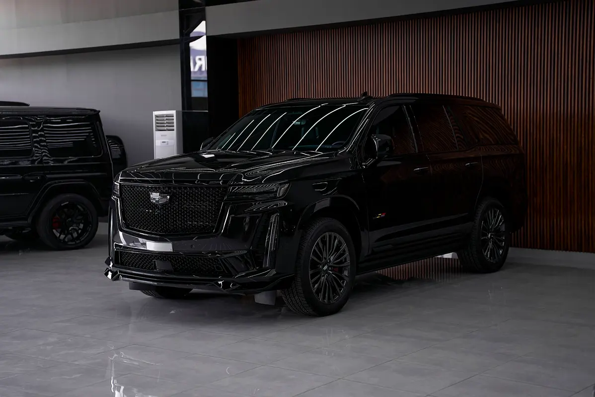 Cadillac Escalade 2024 — photo 1 of 17