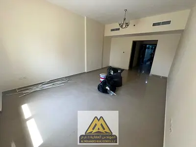 تقع الشقة في موقع استراتيجي حيوي ومتميز بقلب منطقة الراشدية 3 في إمارة عجمان، بالقرب من "جراند مول"، وتحيط بها كافة الخدمات والمرافق اليومية الأساسية.