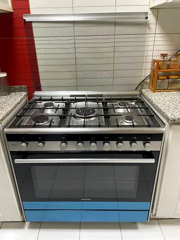 Siemens 5-Burner Gas Range with Oven — Good Condition