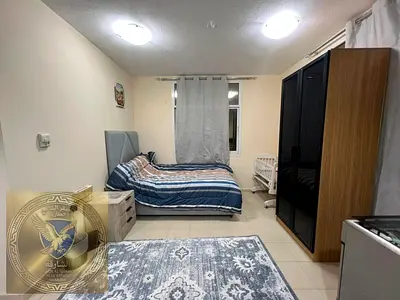 استوديو مفروش بتصميم عصري ومطبخ مجهز وتكييف مركزي ومساحات عملية جاهز للسكن