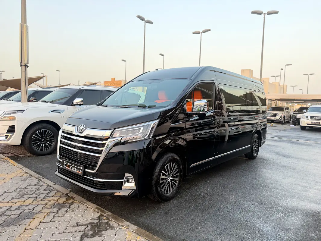 Toyota Hiace 2026 — photo 1 of 12