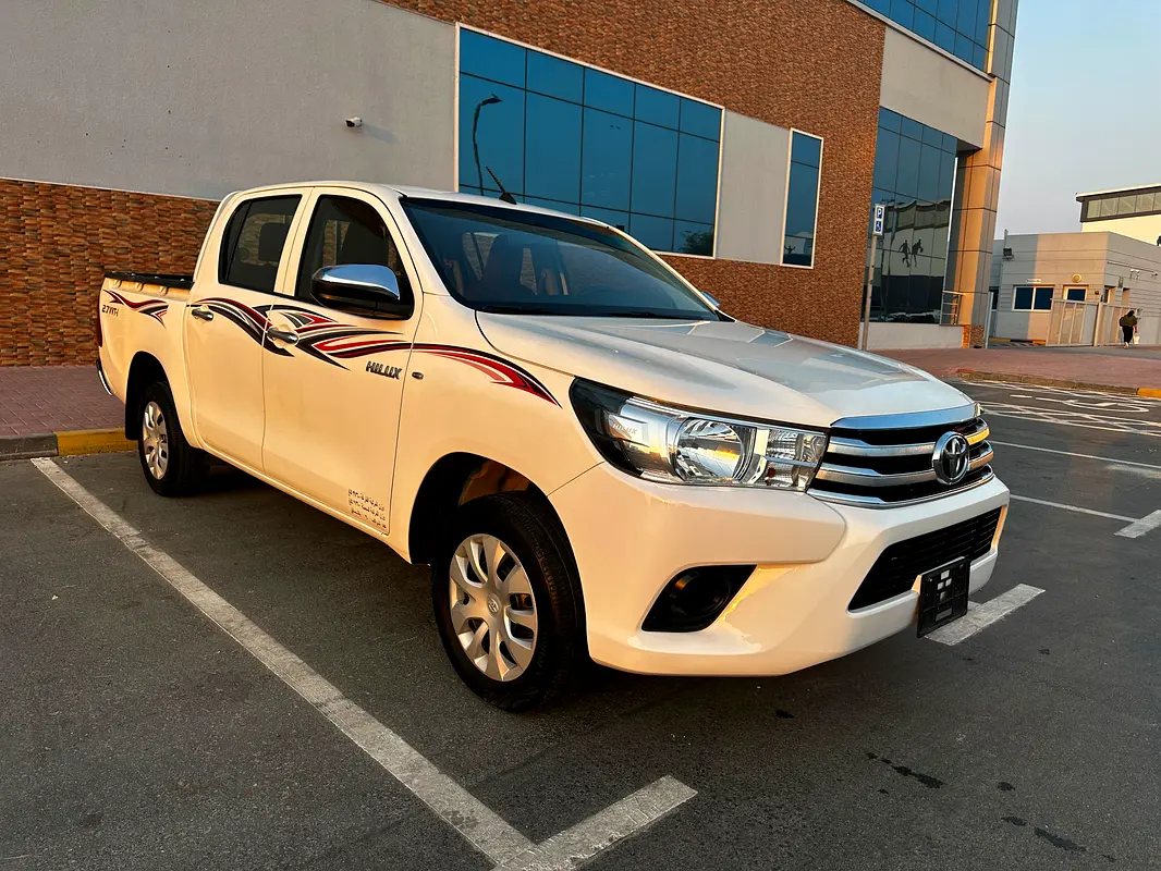 Toyota Hilux 2022 — photo 1 of 17