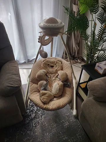 Baby swing/rocker with plush bear seat - good condition.. Original price 1587