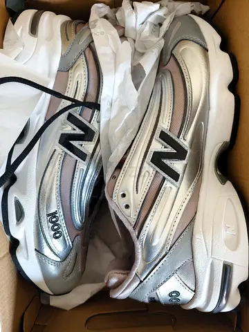 New Balance 1000 shoe box with size label (US 8.5 / UK 8 / EU 42) - unused box