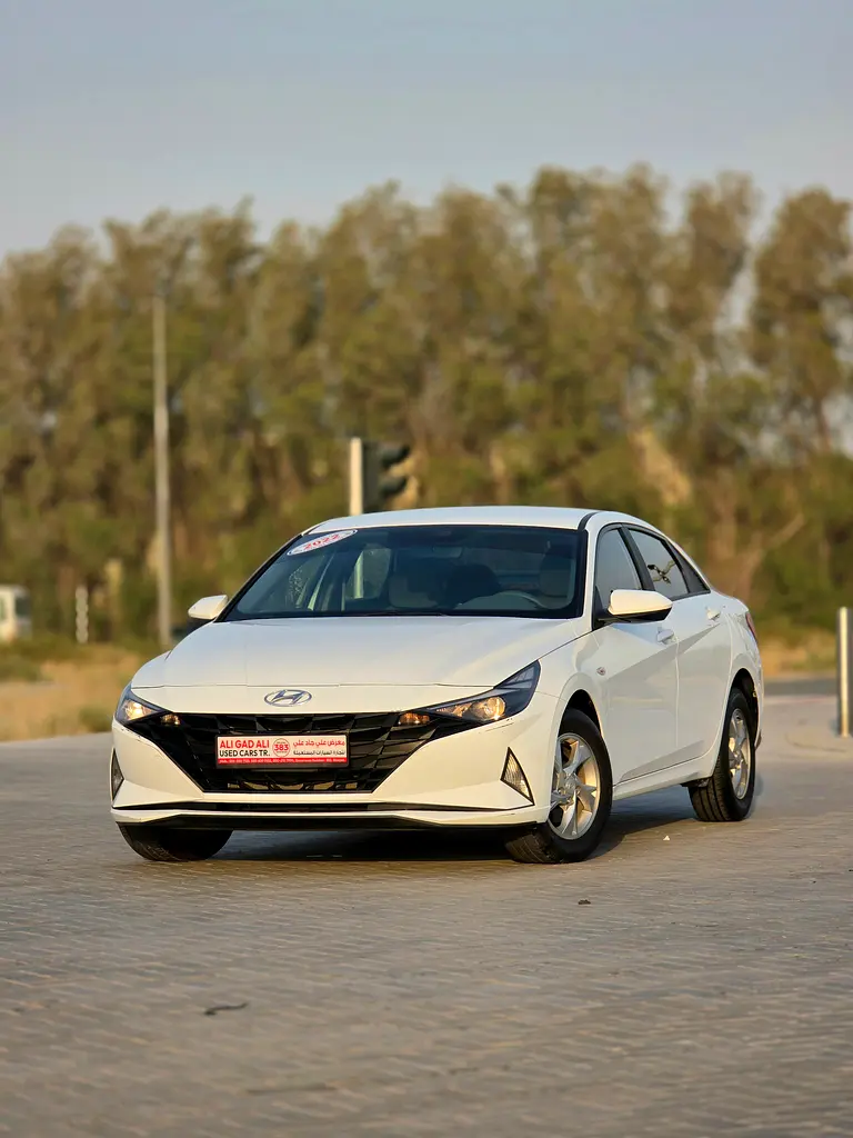 Hyundai Elantra 2022 — photo 1 of 20