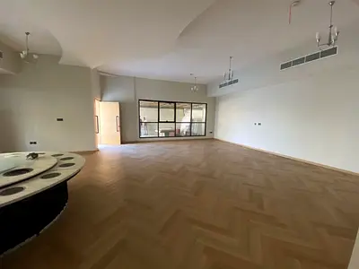 فيلا مودرن للإيجار في منطقة الحوشي – تصميم فاخر ومساحات واسعة فرصة مميزة لاستئجار فيلا عصرية بتشطيبات راقية ومساحة كبيرة تبلغ 6000 قدم، تقع في منطقة
