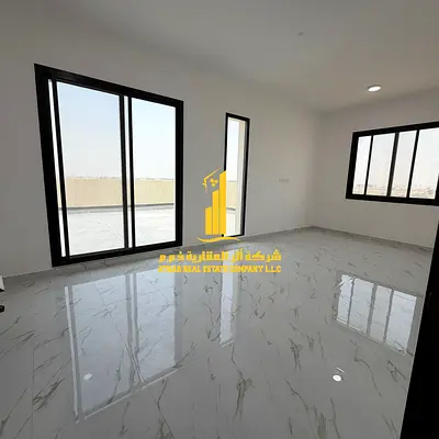 للإيجار السنوي.شقة اول ساكن غرف وصالة.بمساحه واسعه✨مع مطبخ و 2 حمام و بلكونه مع الروف باطلاله مفتوحه موقع مميز سهل الوصول للشارقة ودبي