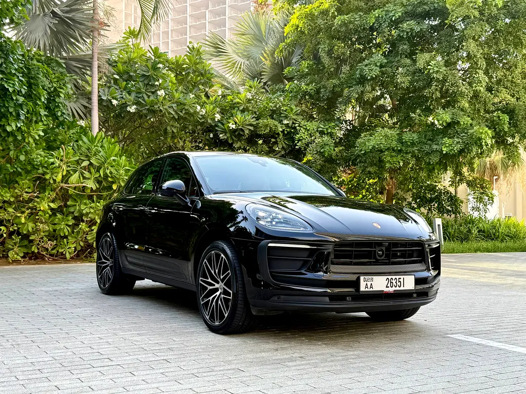 Porsche Macan 2023 — photo 1 of 10