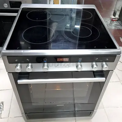 Siemens brand cooker electric size 60by60cm 4 burnal very good condition and everything