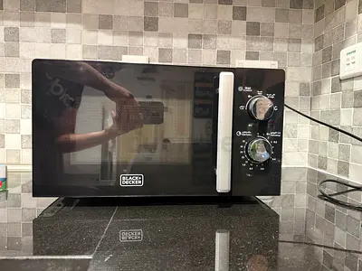 BLACK+DECKER Microwave Oven, 20L, 700W, 5 Power Levels, Defrost Function, 35-Min Timer, 255mm Glass