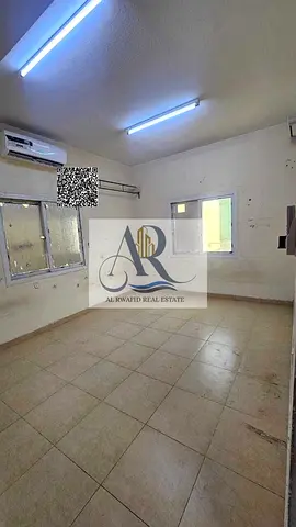 سكن عمال جاهز للإشغال في الصجعة، مناسب للشركات والمؤسسات الباحثة عن سكن منظم ومتكامل للموظفين والعمال، مع شمول جميع الخدمات الأساسية لتوفير بيئة سكنية