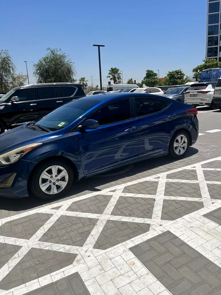 Hyundai Elantra 2016 — photo 1 of 4
