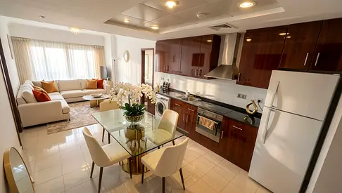 Full Lake View | 2BR En Suite | 1400 sqft | Furnished | 5 Min to DMCC Metro