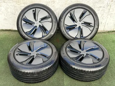 4x Original Tesla 19 rims with 255/45/19 2025