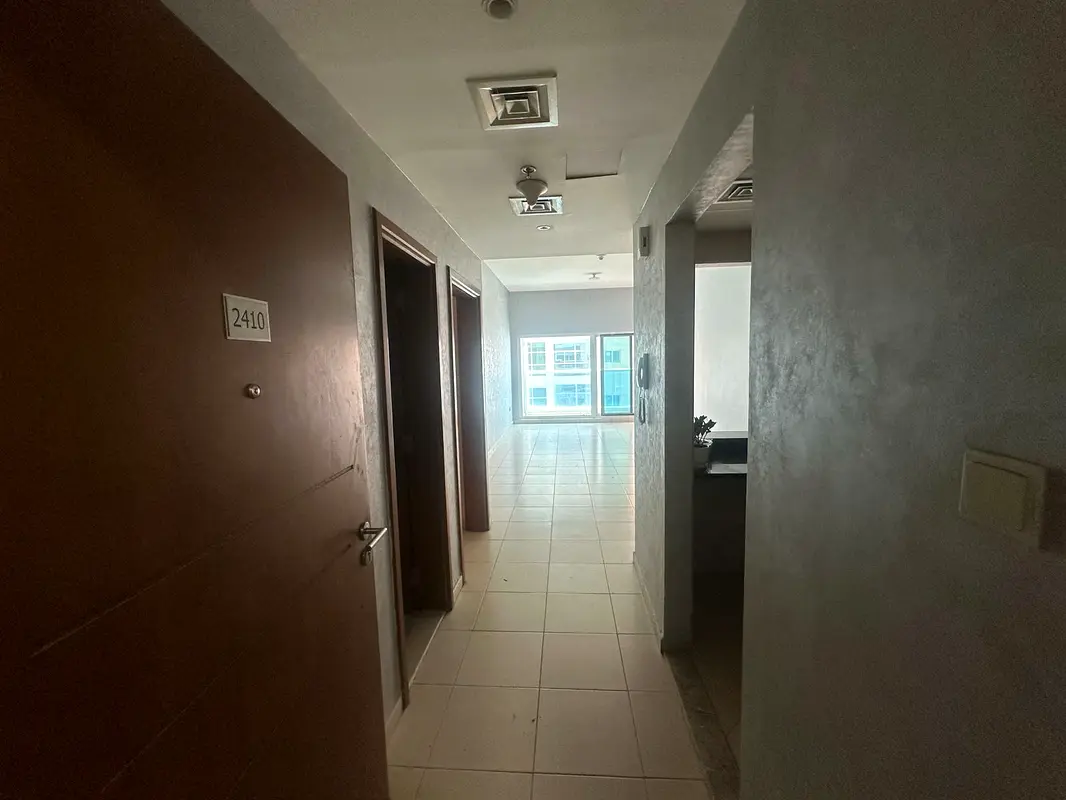 Large space - Excellent view - Master bedroom - Built-in wardrobes - Central air conditioning - Fre