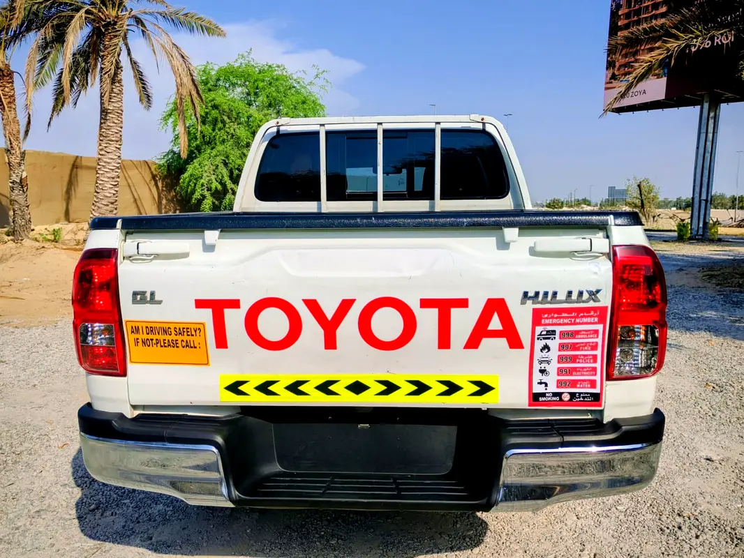 Toyota Hilux 2016 — photo 1 of 19