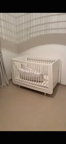 Snoozed white baby crib - into toddler bed good condition