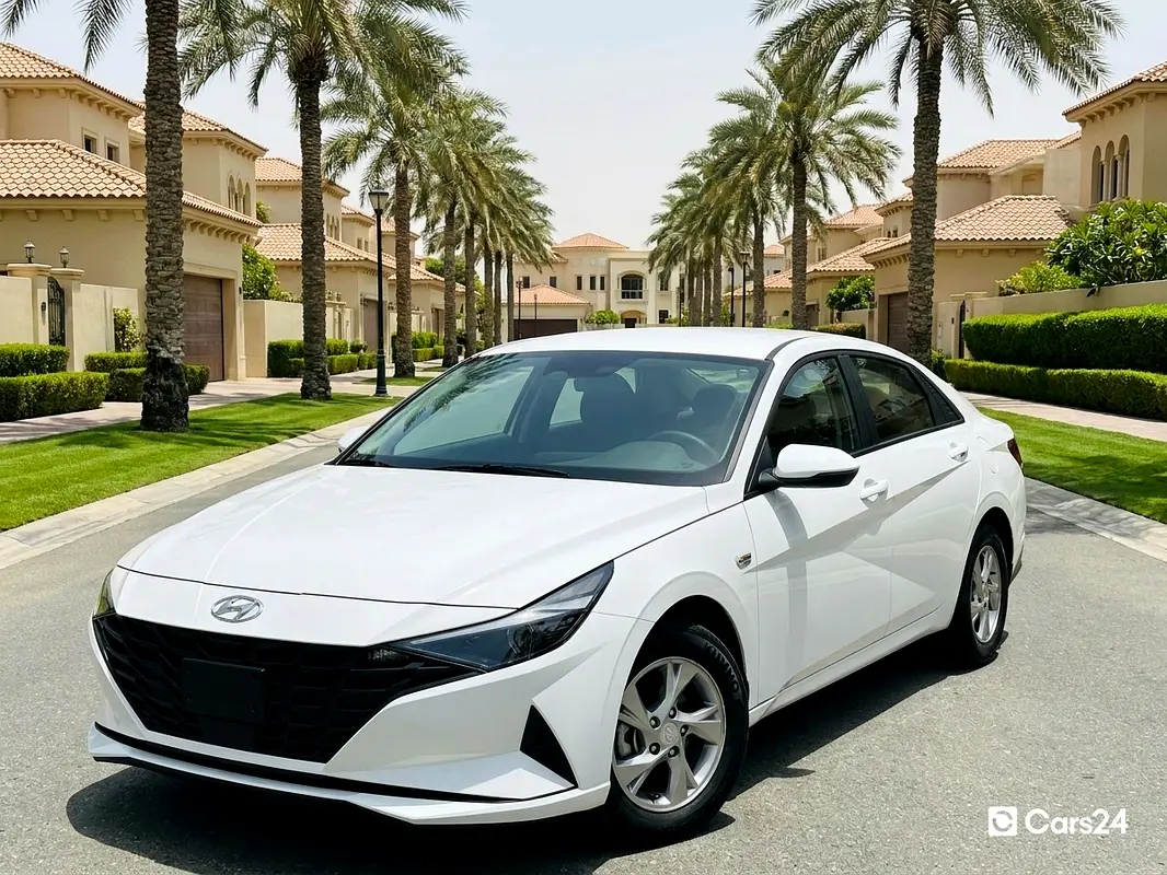 Hyundai Elantra 2023 — photo 1 of 13