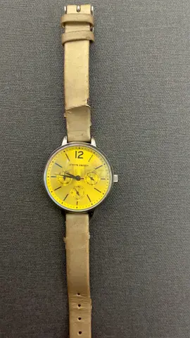 Casual yellow-dial wristwatch with beige leather strap