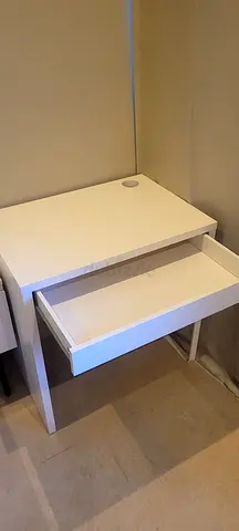 Compact white writing desk with drawer - Excellent condition