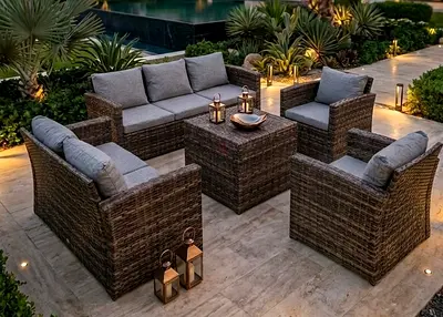 This elegant outdoor furniture set in excellent condition