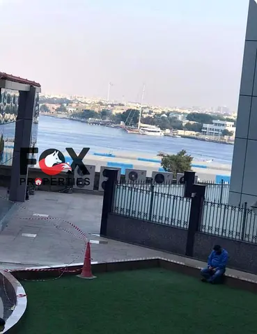 فرصة استثمارية بعائد خيالي للبيع كاش شقة غرفة وصالة في أبراج الأورينت بإطلالة خور وجاردن شاملة الموقف