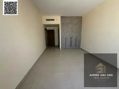 اشيك وافخم شقة اول ساكن تتكون من غرفة نوم ماستر _صالة واسعة جدا _مطبخ مجهز _2 حمام _صيانة كاملة علي المالك _اطلالة بحرية _قريب من الخدمات _السعر الافض