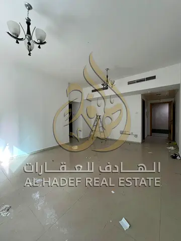شقة غرفة وصالة للإيجار في التعاون الشارقة قريبة من مخرج دبي مع بلكونة وصيانة مجانية وموقع مميز قريب من جميع الخدمات والأسواق والمواصلات مناسبة للأفراد