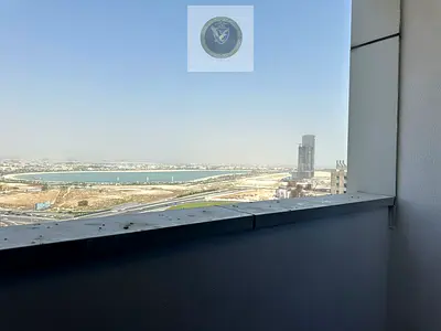 شقة واسعة مكوّنة من غرفتين نوم للإيجار بإطلالة مفتوحة على الممزر دبي مع باركن و بلكون جيم ومسبح وتقع في منطقة حيوية ومميزة