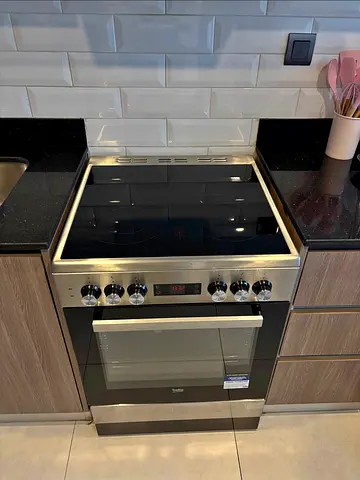 Beko full electric digital cooking range Sam like new condition 60cm