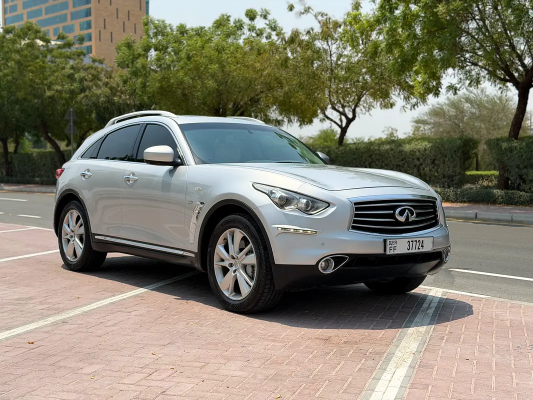 Infiniti QX70 2016 — photo 1 of 19