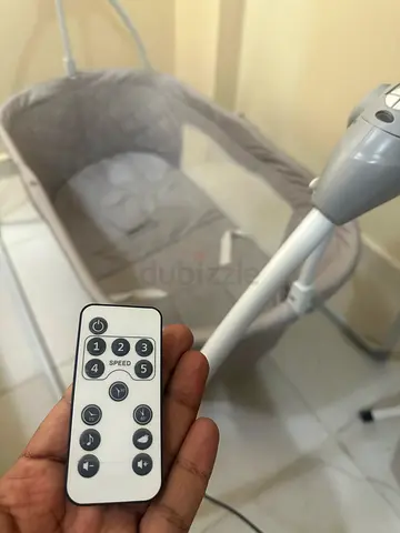 Lightweight electric baby bassinet with remote control - good condition